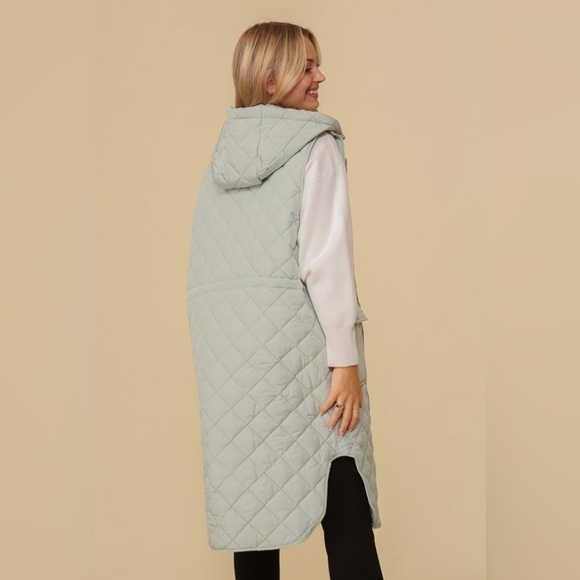 SO CUTE! Black Quilted Slightly Puffer Vest. - Picture 6 of 6